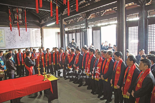 江南最大家族祠堂開(kāi)祠頒譜 四千吳氏后人集體祭祖