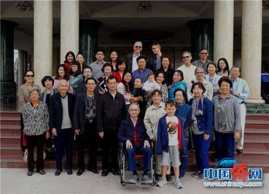 中國僑網(wǎng)林爾嘉后裔家族成員合影。