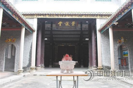 古祠內(nèi)部很寬敞，中座掛有“崇讓堂”的牌匾。