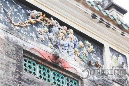 雕刻的花卉、壁畫(huà)雖因年代久遠(yuǎn)而顯得有些陳舊，但正因?yàn)檫@些歲月痕跡，更顯韻味。