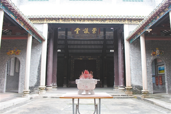 古祠內(nèi)部很寬敞，中座掛有“崇讓堂”的牌匾。