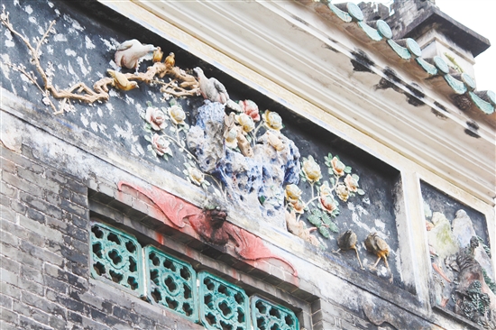 雕刻的花卉、壁畫雖因年代久遠而顯得有些陳舊，但正因為這些歲月痕跡，更顯韻味。