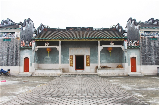 古祠就坐落于文樓村內(nèi)的茶山腳下，這里視野開闊，更顯得古祠氣勢恢宏，極具規(guī)模。