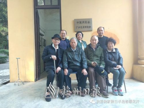 圖為2018 年
12 月16 日，同盟會
遺屬在中國同盟會廣
州遺屬聯(lián)誼會門口合
影（右二為劉興詩）。
