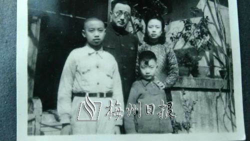 劉興詩（左一）
和父親劉靜以及母
親、弟弟在一起。（攝
于1940年代的武漢）