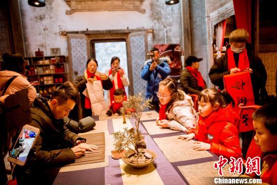 游客體驗(yàn)竹雕 徽黃旅游集團(tuán)供圖 攝