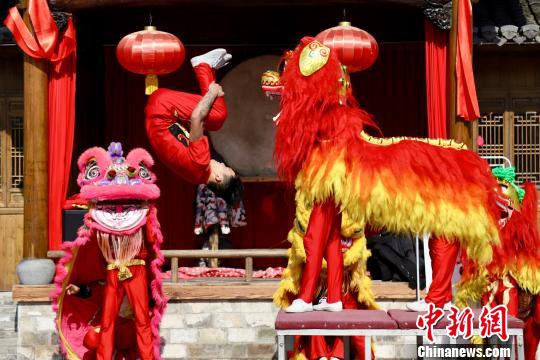 西遞古村百匠堂的舞獅表演 查亞棟 攝