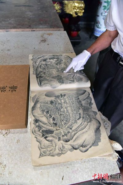 桂峰村蔡氏百年族譜書畫如新。 近日，在村中的蔡氏宗祠相對完整保存著《桂峰蔡氏族譜》。