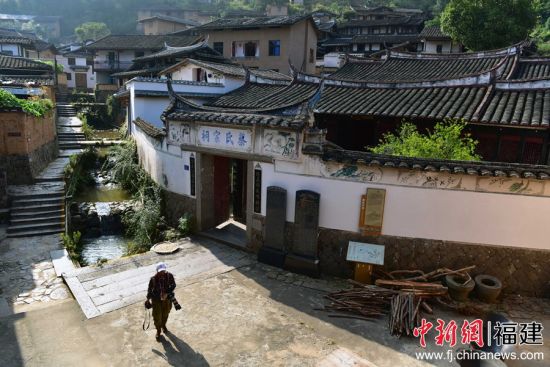 近日，在村中的蔡氏宗祠相對完整保存著《桂峰蔡氏族譜》，其中不乏乾隆年間、嘉慶年間修纂的族譜。