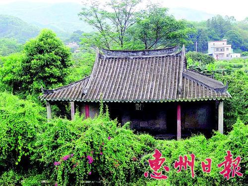 　天上元的古戲臺(tái)。
