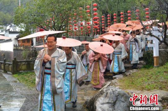 韓國朱子后裔一行換好漢服，緩步進(jìn)入熹園?！〕绦碌?攝