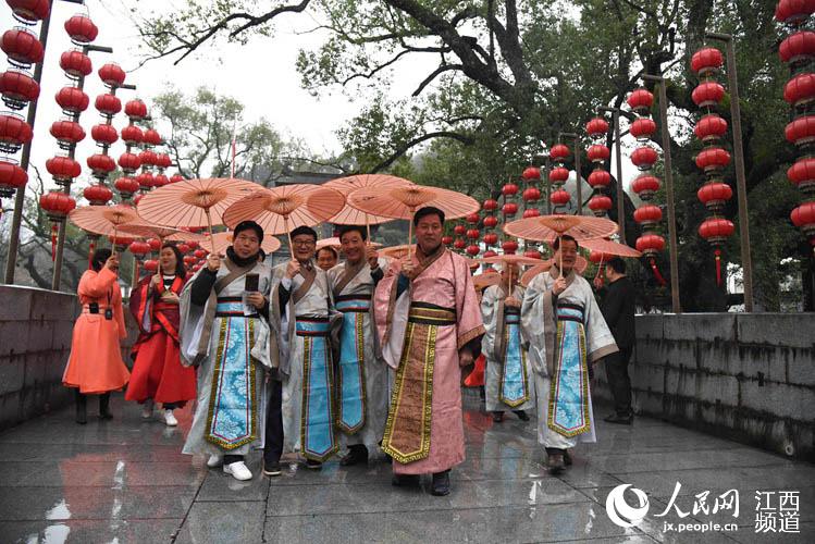 韓國(guó)朱子后裔來到江西婺源尋根問祖，表達(dá)對(duì)祖先的追思。