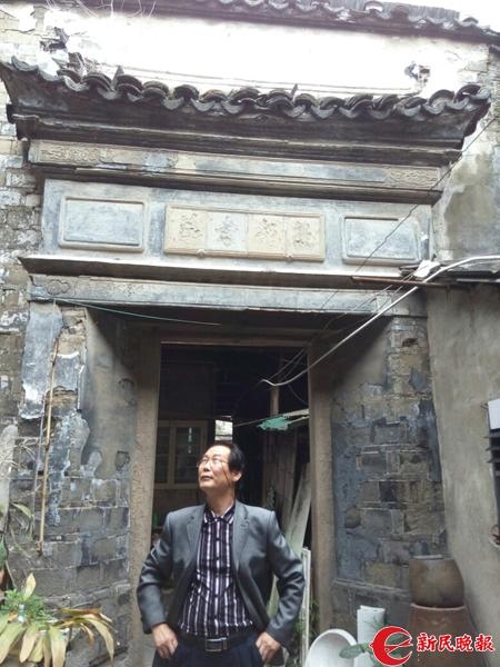 圖說：文史專家周敏法在曹家老宅 新民晚報記者 俞亮鑫 攝