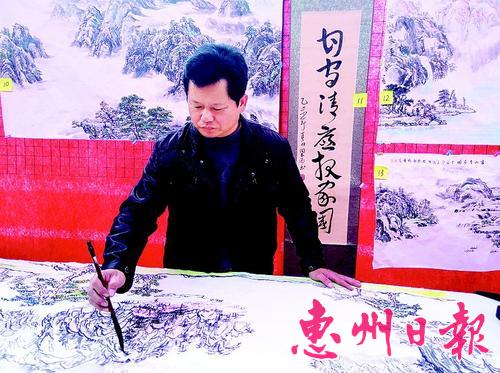 周玉添現(xiàn)場創(chuàng)作的這幅畫，拍賣所得全部用作公益活動。
